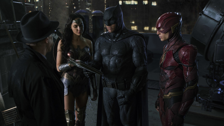 Batman avec ses cohortes de super-héros dans Justice League (2017)