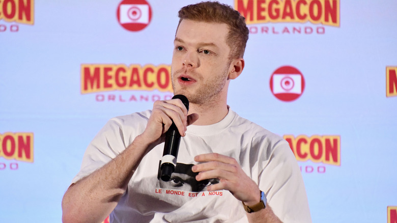 Cameron Monaghan s'exprimant au micro au Megacon