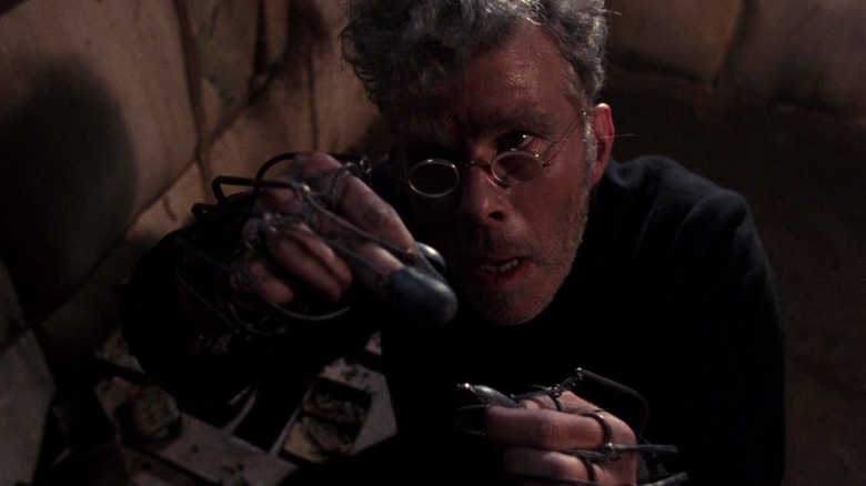 RM Renfield regardant un engin dans Dracula de Bram Stoker