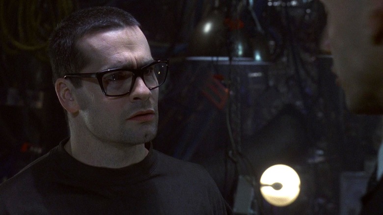 Araignée regardant Johnny dans Johnny Mnemonic