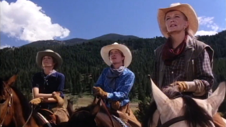 Bess, Peg et Willie regardent en haut 
