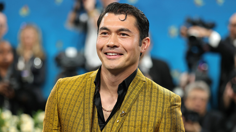 Henry Golding posant au Met Gala 2025