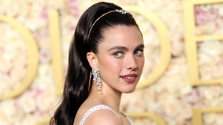 Margaret Qualley regardant par-dessus son épaule droite