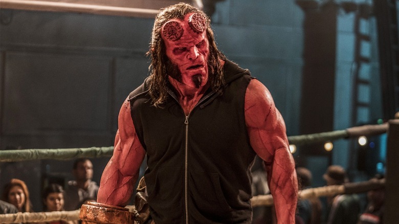 Hellboy debout sur un ring de boxe dans Hellboy (2019)