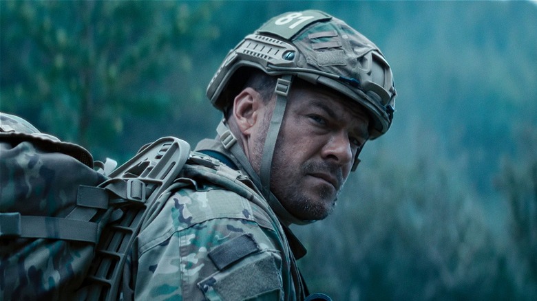 81 en treillis tournant à sa droite dans