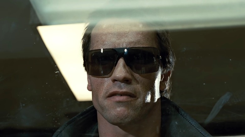 Le Terminator regarde derrière ses lunettes de soleil