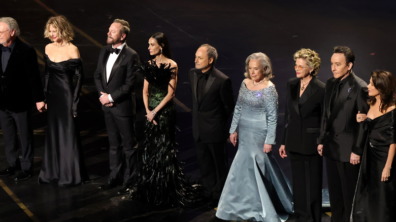 Billy Crystal, Meg Ryan, Kiefer Sutherland, Demi Moore, Kevin Pollak, Kathy Bates, Annette Bening, John Cusack et Daphne Zuniga sur scène à la 98e cérémonie des Oscars