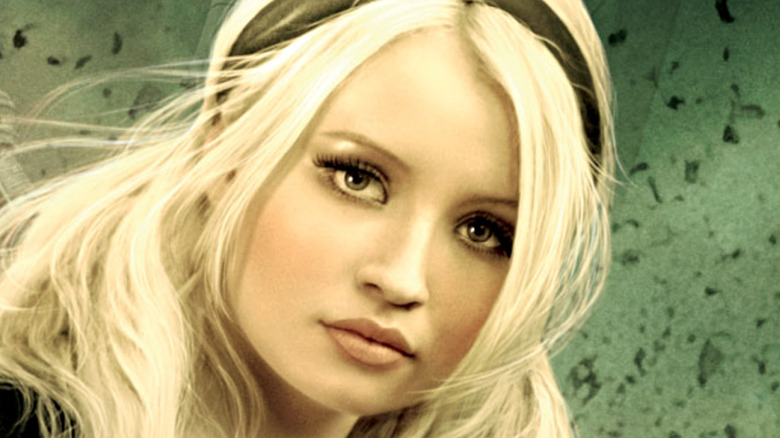 Emily Browning regarde la caméra