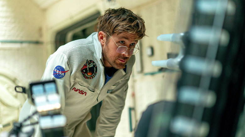 Ryland dans le vaisseau spatial regardant quelque chose dans le projet Hail Mary