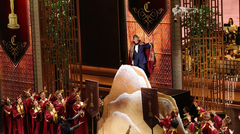 Conan O'Brien tenant les Oscars