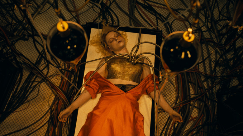 La mariée allongée sur la table du laboratoire