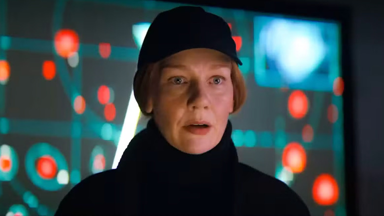 Un Stratt inquiet debout devant un moniteur avec des points rouges clignotants dans le projet Hail Mary