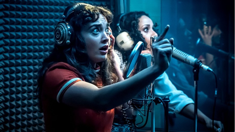 Deux filles dans une cabine d'enregistrement