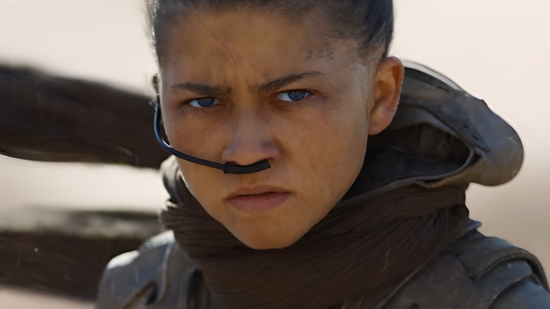 Chani regarde intensément