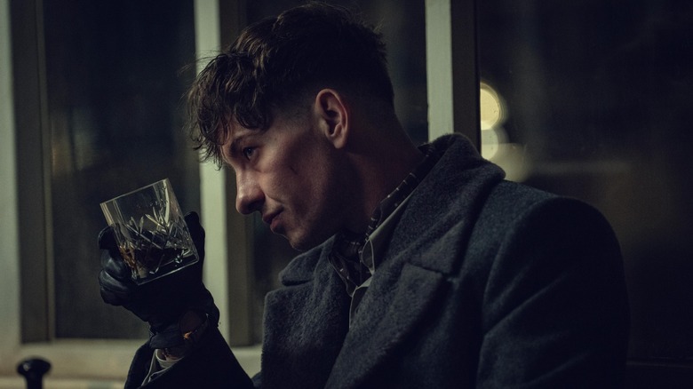 Duke verse un verre de whisky