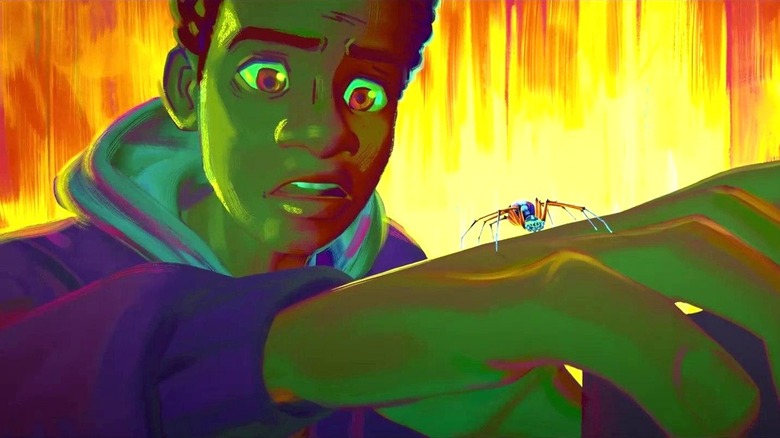 Miles Morales regardant l'araignée sur sa main dans Spider-Man : Across the Spider-Verse