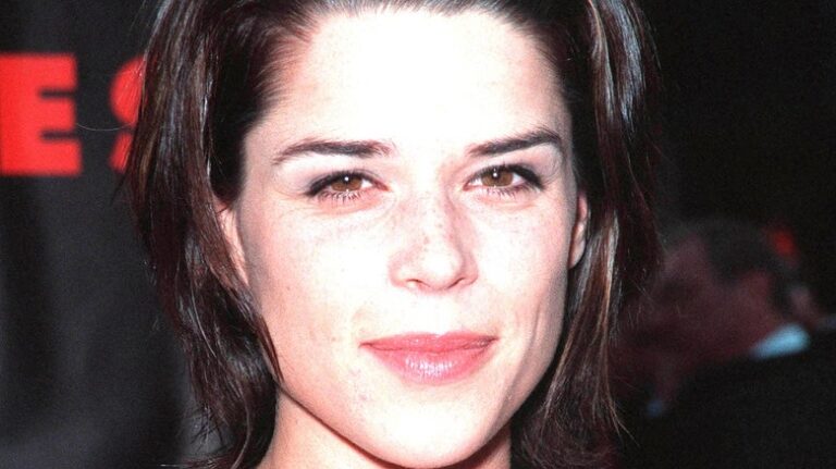 La transformation de Neve Campbell de l'enfance au cri
