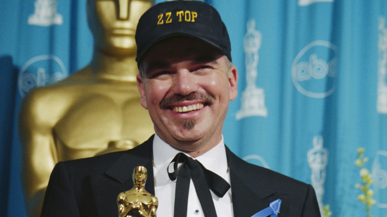 Billy Bob Thornton souriant et tenant un Oscar