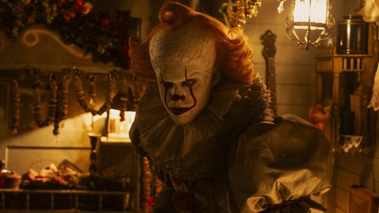 Pennywise grimaçant dedans : Bienvenue à Derry
