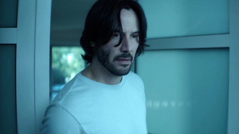 John Wick portant une chemise blanche