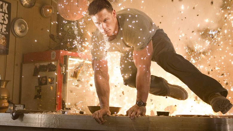 John Triton s'éloigne d'une explosion