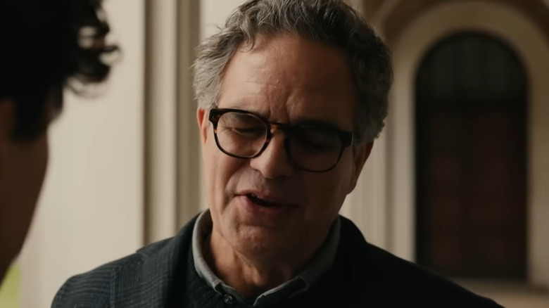 Bruce Banner parle à Peter Parker dans le