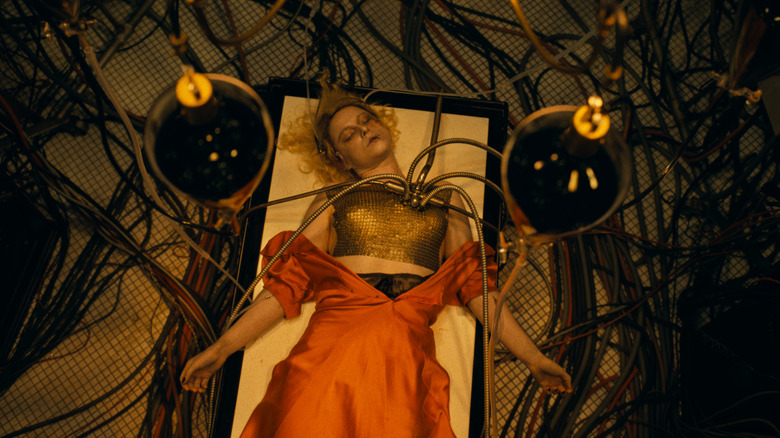 La Mariée allongée sur la table du médecin attendant d'être ramenée à la vie dans The Bride !