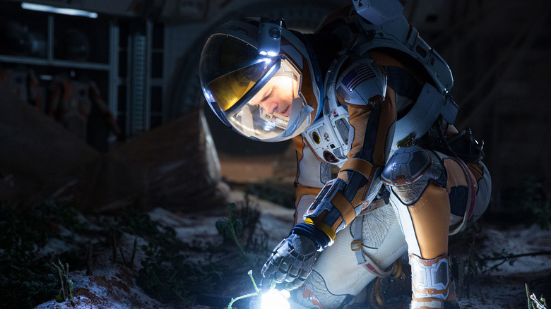 Mark Watney regardant ses récoltes décimées dans The Martian (2015)