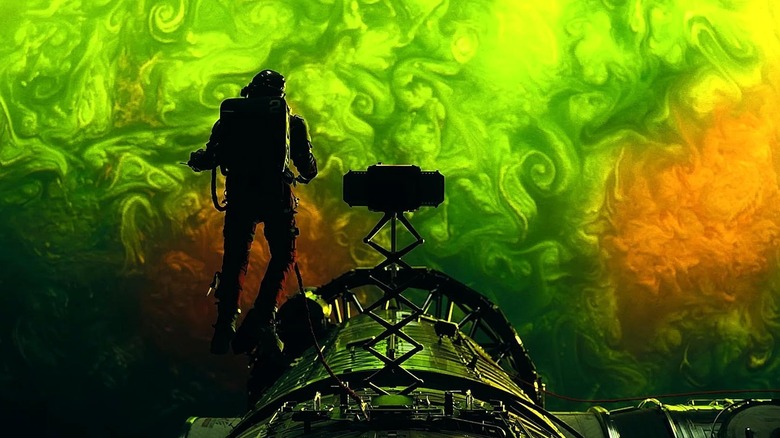 Grace flotte dans l'espace au-dessus de la planète Adrian