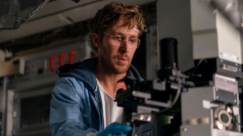 Grace fait quelques expériences dans le cadre du projet Hail Mary