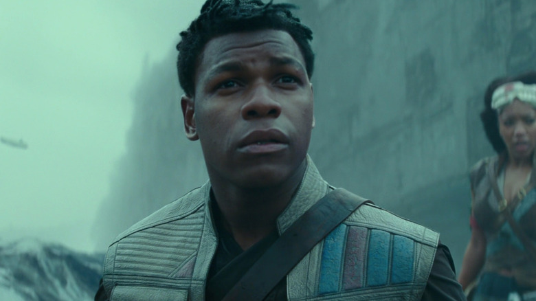 Finn et Jannah debout près de l'épave de la deuxième étoile de la mort dans Star Wars : Épisode IX – L'Ascension de Skywalker (2019)
