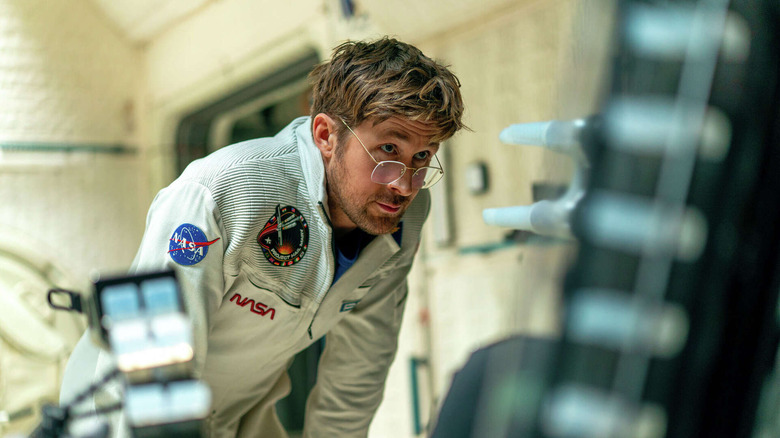 Ryland regarde quelque chose sur le navire dans Project Hail Mary