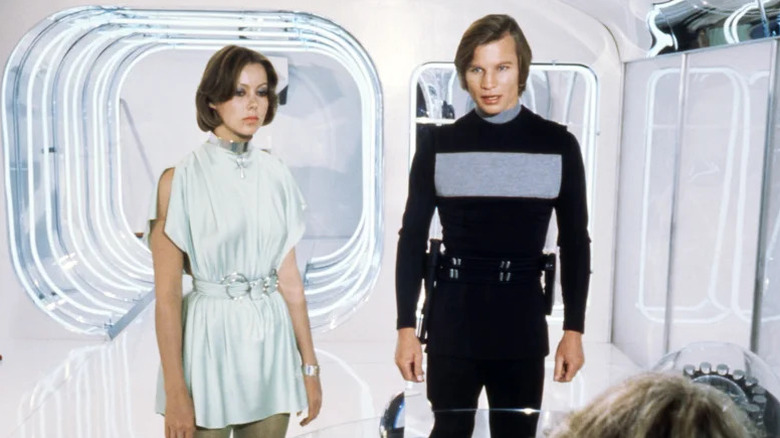Jessica 6 et Logan 5 dans une salle futuriste blanche dans Logan's Run