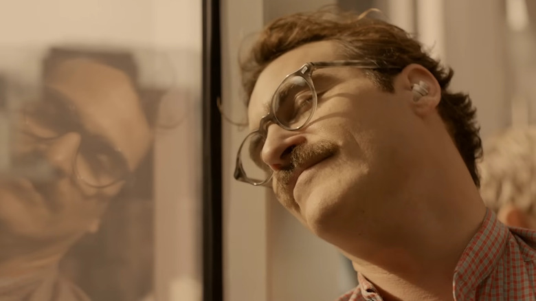 Theodore Twombly a l'air heureux, les yeux fermés en elle