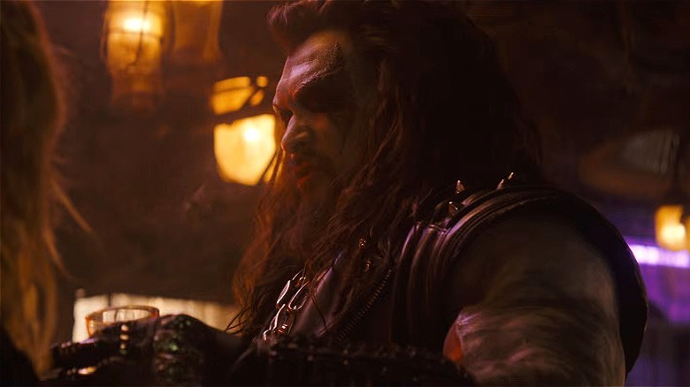 Lobo regarde Kara dans un bar