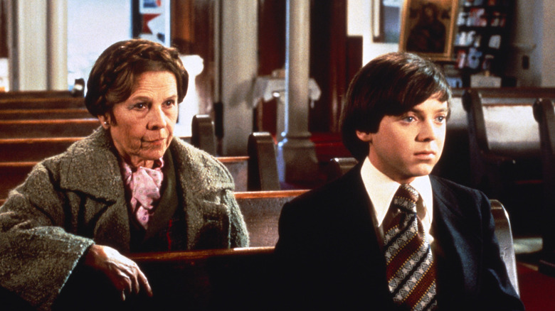 Harold et Maude sont assis dans une église dans Harold et Maude (1971)