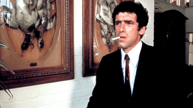 Philip Marlowe fume une cigarette dans The Long Goodbye (1973)