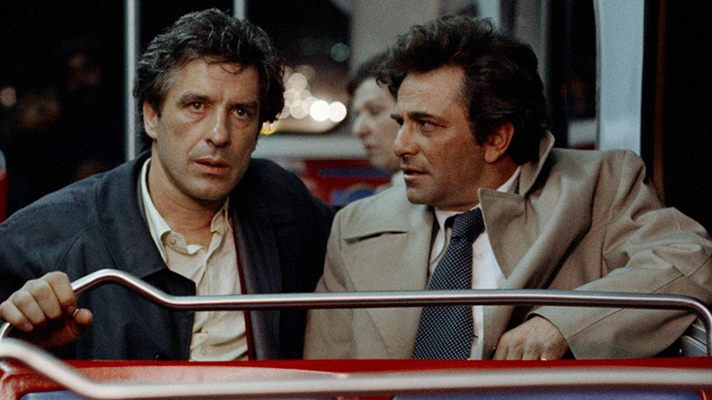 Mikey et Nicky sont assis dans un bus dans Mikey et Nicky (1976)