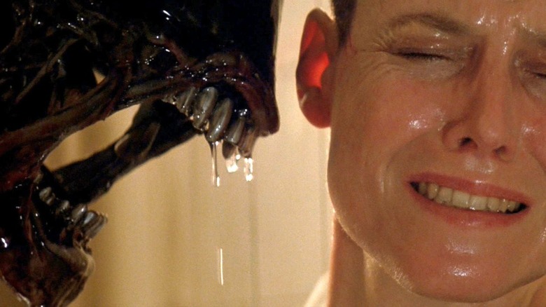 Xénomorphe attaque Ellen Ripley dans Alien 3