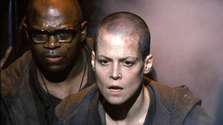Charles Dutton et Sigourney Weaver dans Alien 3