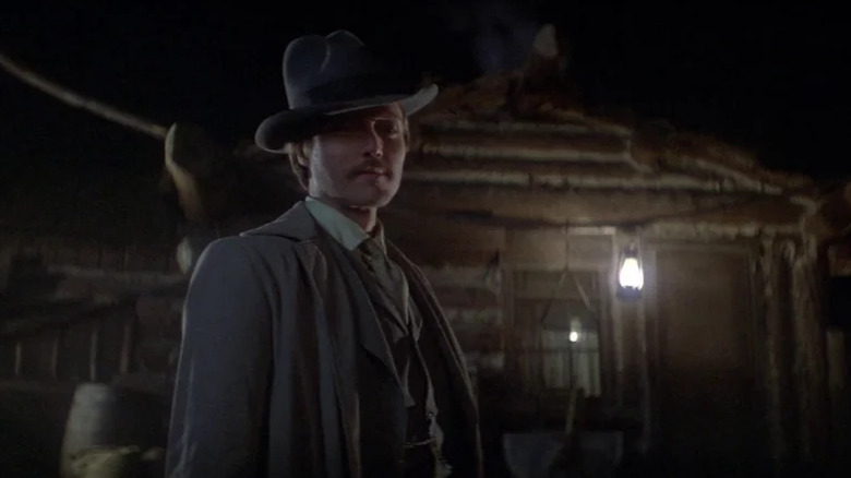 Nathan D. Champion se prépare pour une fusillade dans Heaven's Gate (1980)