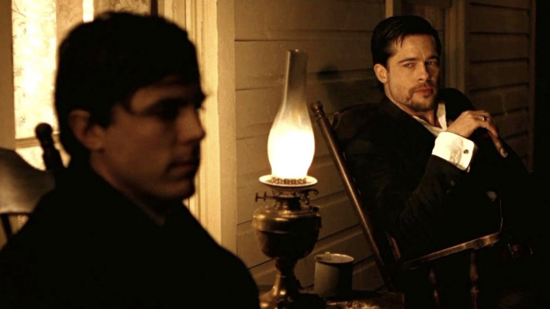 Robert Ford et Jesse James sur un porche dans L'Assassinat de Jesse James par le lâche Robert Ford (2007)