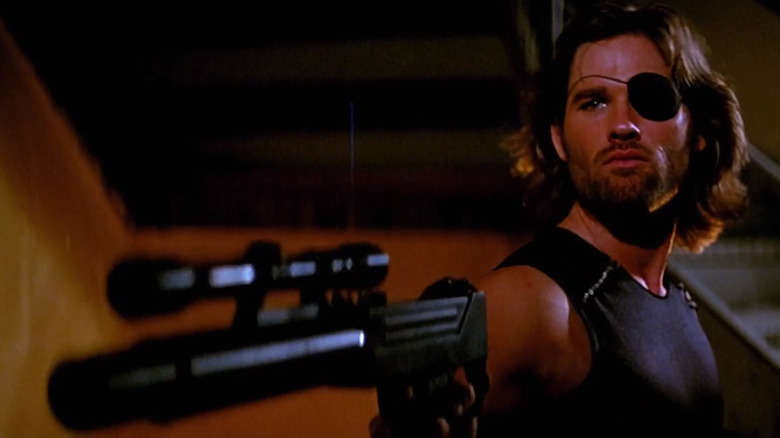 Snake Plissken pointe son arme