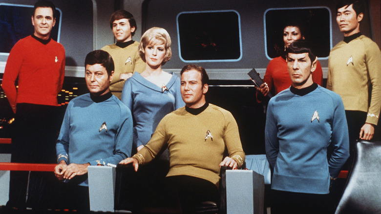 L'équipage du Starship Enterprise assis rassemblé sur le pont du navire