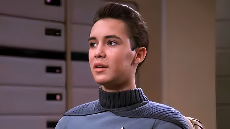 Wesley assis en chemise bleue