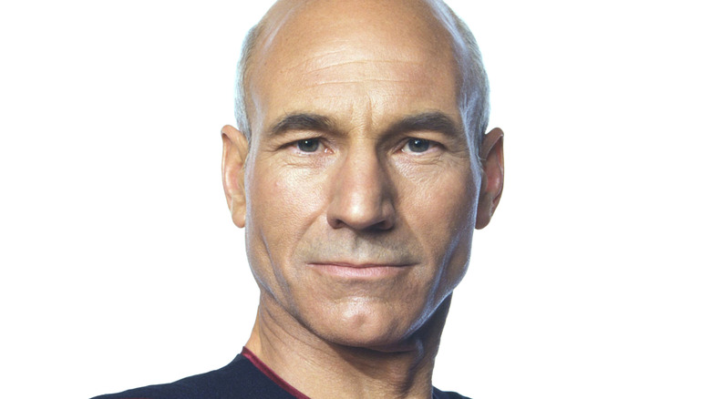 Jean-Luc Picard regarde attentivement
