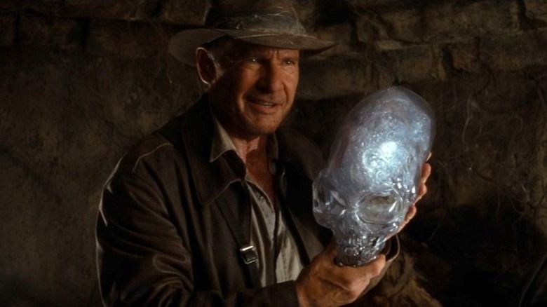 Indiana Jones tient le crâne de cristal dans Indiana Jones et le royaume du crâne de cristal (2008)