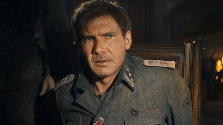 Indiana Jones est assis dans un uniforme militaire dans Indiana Jones et le cadran du destin (2023)