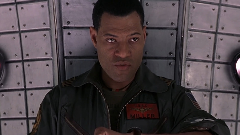 Capitaine Miller regardant sa montre dans Event Horizon (1997)