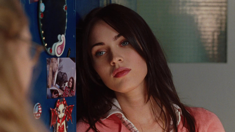 Jennifer Check appuyée contre son casier dans Jennifer's Body (2009)